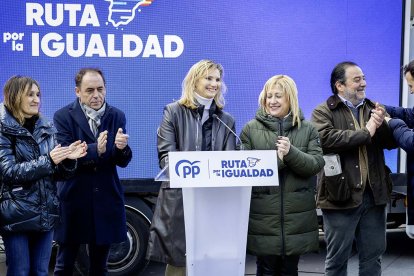 La senadora Paloma Martín durante su intervención en Soria rodeada de dirigentes populares de las provincia.