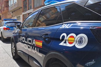 Coche de la Policía Nacional en una intervención conjunta con la Policía Local.