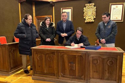 Un momento de la firma en el salón municipal.