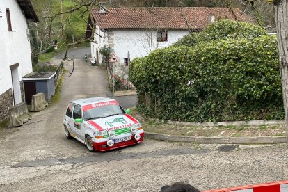 Los sorianos con su Renault 5 GTTurbo con el se proclamaron campeones.