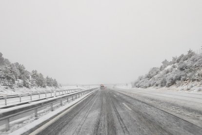 Nieve en la A-15 en la zona de Lubia este sábado tras el paso de las quitanieves.