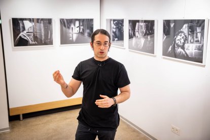 Mario Tejedor, fotógrafo de Heraldo Diario de Soria, presentando la muestra sobre Semana Santa.