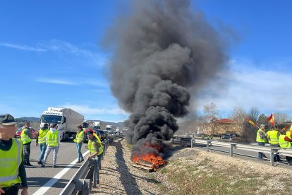 Palets en llamas en la mediana y tráfico cortado en la A-2 a su paso por Soria.