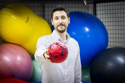 Luis Ceballos, coordinador de las investigaciones sobre el dolor de hombro de los jugadores de balonmano.