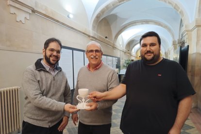 Entrega desde el Instituto Machado del nuevo cáliz a la Junta de Cofradías y Ad Ecclesia.