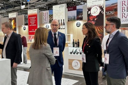 Tobalina visita los puestos de las bodegas castellanas y leonesas en Prowein 2024.