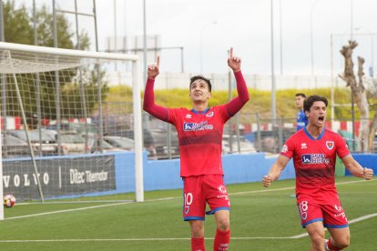 Carlos González, autor del primer tanto rojillo en Getafe, dedicando el gol.