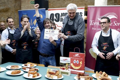 Los hosteleros del Café Chicago de Zaragoza celebran el premio.