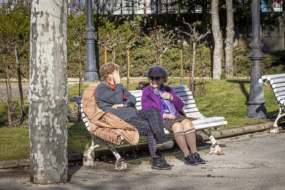 Dos mujeres en un banco de la Dehesa este invierno