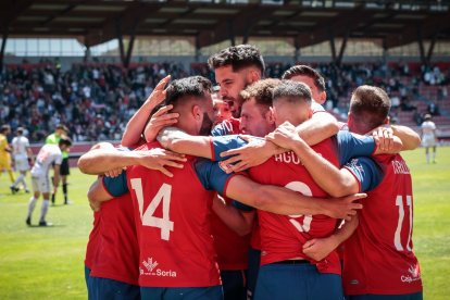 El equipo rojillo quiere repetir el final arrollador de hace dos años cuando encadenó seis victorias seguidas para ascender a falta de una jornada / Remontó seis puntos al Espanyol B.