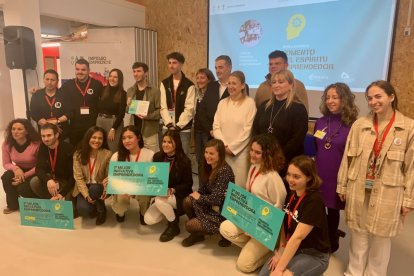 Foto de grupo con los ganadores del concurso Impulso Emprende de FP.