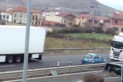 Imagen del vídeo en el que se observa al coche azul frente a frente con un camión en una zona de doble carril.