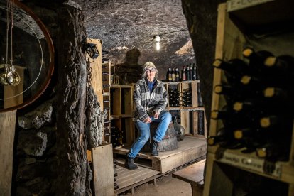 Ellen de Vries posa en la bodega subterránea donde reposan sus vinos y realiza visitas para dar a conocer la cultura ancestral de la zona.