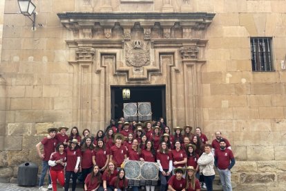 Participantes en el proyecto en la fachada del IES Antonio Machado.