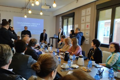 Santiago Aparicio presenta al ponente en ‘Los desayunos de FOES’.