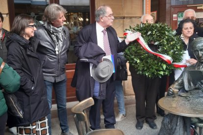 El presidente de la Sociedad Cántabra, José Ramón Saiz durante el homenaje a Gerardo Diego.