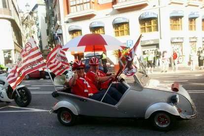 Javier Arigita con el Biscúter de la década de los 60 dedicado al Athletic.