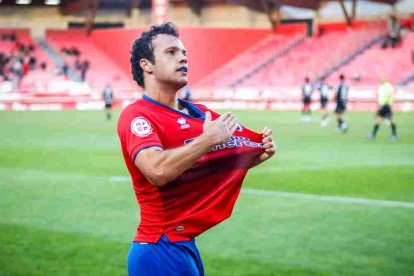 De Frutos celebra el gol que le marcaba al Sanse en la primera vuelta en Los Pajaritos.