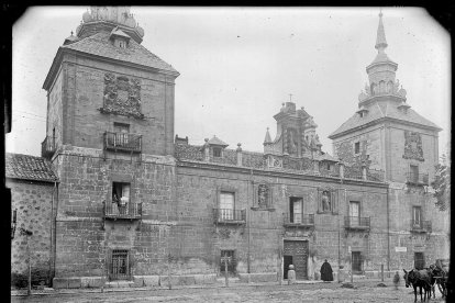 Fotografía antigua de San Agustín con los poyetes en la entrada.