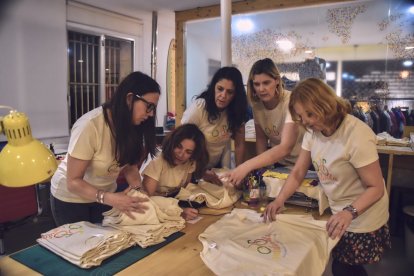 Promotoras de Pedalovida con las nuevas camisetas.