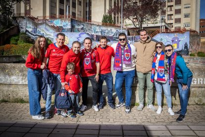 Los aficionados del CD Numancia llenan tres autobuses además de numerosos coches particulares para animar al equipo ante el Sanse.