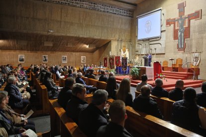 Multitudinario pregón de Semana Santa en la Iglesia de El Salvador