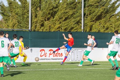 Un jugador del Numancia B dispara sobre la meta del Turégano.