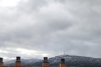 La cota de nieve a las 9.00 horas, perfectamente visible desde Soria en la sierra de Santa Ana.