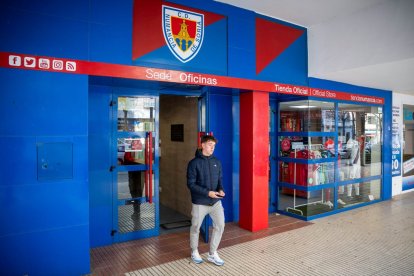 Un abonado saliendo de las oficinas del club durante la primera jornada en la que ha estado activa la promoción.