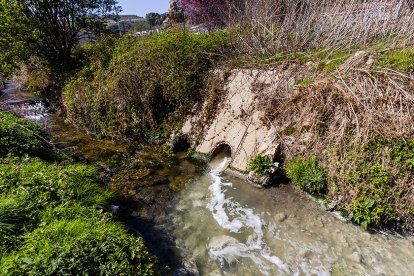 Salida de las aguas residuales de la depuradora al cauce del río Val.