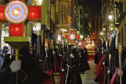 Bajada de la procesión por la Calle Numancia.