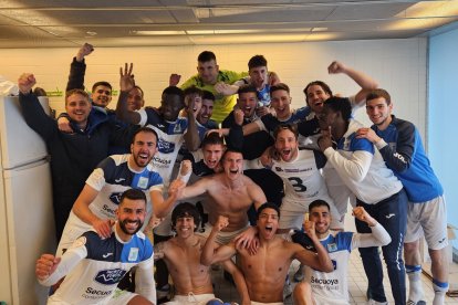 Los jugadores adnamantinos celebran la victoria en el vestuario de la Nueva Balastera.