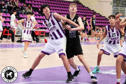 Luis Cerezo, en un lance del partido del CSB Codesian A en la cancha del Real Valladolid Baloncesto.