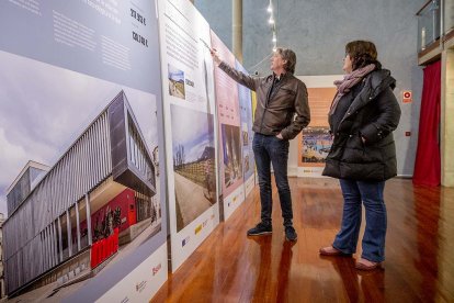 Carlos Martínez y Ana Alegre en la exposición sobre proyectos europeos inaugurada ayer en La Audiencia