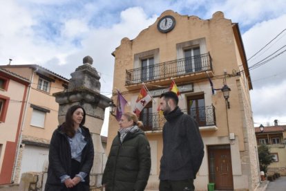 La delegada territorial, en el centro, acompañada de la alcaldesa y del teniente de alcalde.