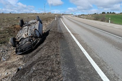 Estado del coche implicado en el accidente de tráfico en La Omeñaca.