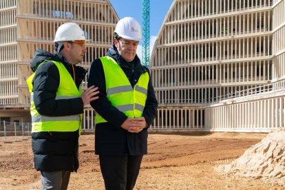 El presidente de Solarig, Miguel Ángel Calleja y el presidente de la Junta, Alfonso Fernández Mañueco recorriendo el PEMA.