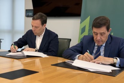 Los presidentes de C.D. Calasanz y Caja Rural de Soria, Gonzalo Irigoyen y Carlos Martínez Izquierdo, durante la firma del convenio.