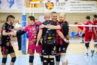 El Moreno Sáez Sporting puso la guinda a su primera temporada en Superliga 2 de voleibol logrando la permanencia con un 3-0 ante el CV Arona.