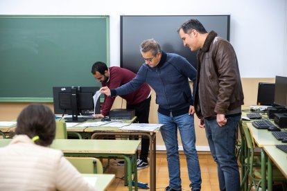 Dos de los profesores honoríficos participan en una Olimpiada de Geografía en el Instituto Antonio Machado