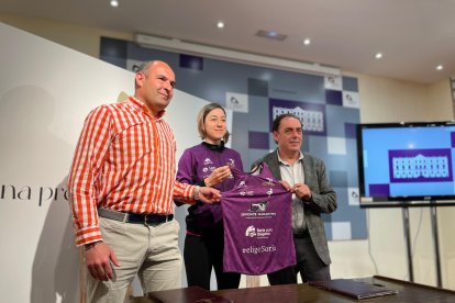 La presidenta del Club Atletismo Celtíberas, Raquel Sánchez junto con el presidente de la Diputación, Benito Serrano, y el diputado de Deportes, Sergio Frías.