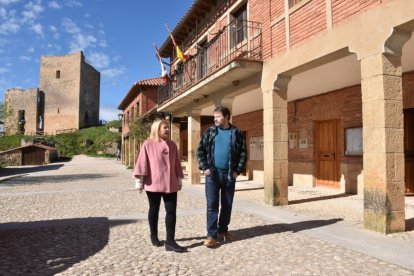 Yolanda de Gregorio junto al alcalde de Calatañazor, Alfredo Pérez.