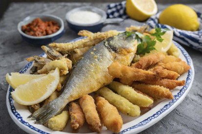 Bandeja de pescaíto frito a la andaluza