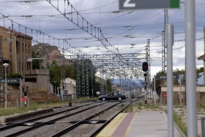 Un coche atraviesa el paso a nivel en Arcos de Jalón en una imagen de archivo.