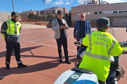 La Guardia Civil de Tráfico también acerco sus medios al CEIP Infantes de Lara.