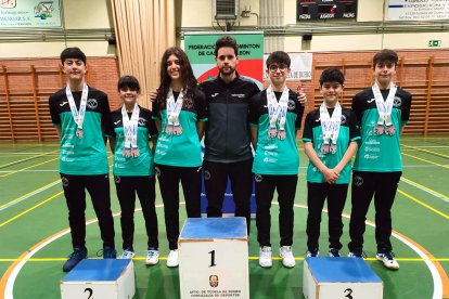 Los competidores del Club Valonsadero Bádminton con las medallas conseguidas en el Regional sub-17.