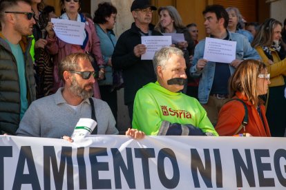 Los empleados municipales a las puertas del Ayuntamiento.