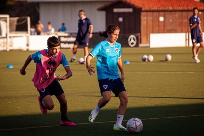 Zaira Gallardo, con la camiseta azul, en un entrenamiento con el Numancia.