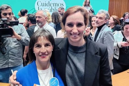 Yolanda Lapeña junto a la ministra Mónica García.