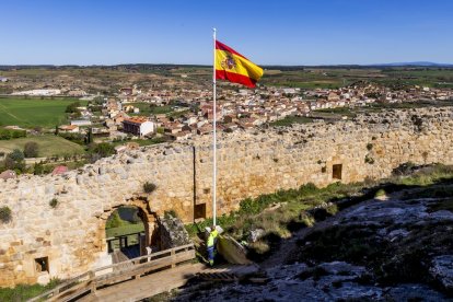 La enseña nacional ya ondea en el castillo